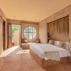 Pavimento in terracotta con piastrelle quadrate che creano un'atmosfera calda e naturale, ideale per un ambiente rilassante.