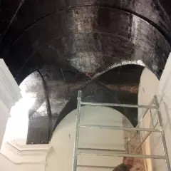 Lavori di consolidamento volte intradosso con telo nero. Struttura a crociera in fase di restauro.