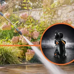 Pulire cotto esterno con idropulitrice: un uomo con stivali gialli lava il vialetto. L'idropulitrice in primo piano mostra la sua potenza.