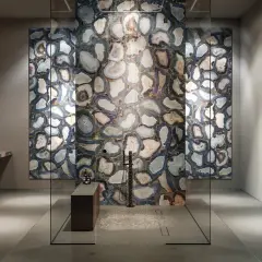 Bagno di lusso con lavabi e parete doccia in pietra naturale, creando un effetto di piastrelle senza fughe bagno.