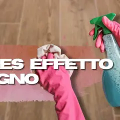 Mani con guanti rosa puliscono finto parquet gres effetto legno con spray e panno.
