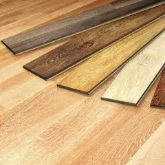 Campione di pavimenti in laminato con diverse finiture e spessore.