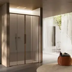Doccia moderna con vetri fumé e profili bronzo. Un'oasi di relax dove scoprire come pulire mosaico doccia e mantenere splendente ogni dettaglio.