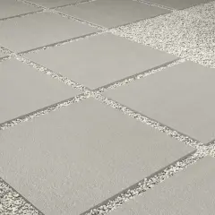 Posa a secco su ghiaia: lastre quadrate grigie alternate a ghiaia bianca, creando un percorso moderno e pulito.