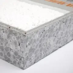 Sezione di un pannello isolante con strato esterno grigio a bolle e interno bianco. Attenzione: il polistirolo è infiammabile.