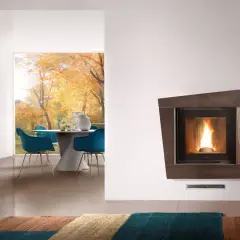Stufa a pellet nel camino moderno, con fiamme vive, in un soggiorno con vista su un giardino autunnale.