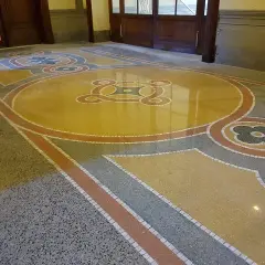 Pavimento in graniglia con motivi geometrici e floreali, un classico pavimento anni 50 che dona un tocco di eleganza retrò.
