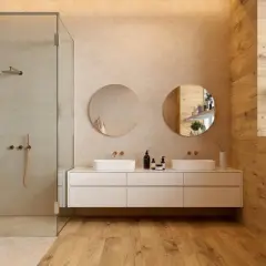 Bagno moderno con doccia in vetro, doppio lavabo e finiture in legno. Idee colori bagno: beige, tortora e legno naturale per un ambiente rilassante.