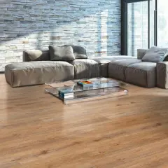Soggiorno moderno con divano angolare, tavolino in cristallo e un caldo pavimento in vinilico effetto legno.