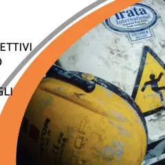 Elmetto da cantiere normativa: due caschi protettivi, uno bianco con simbolo di pericolo e uno giallo, pronti per lavori in quota.