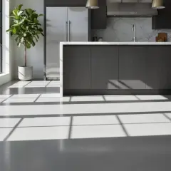 Luminoso soggiorno con pavimenti e rivestimenti in resina chiara, illuminato da un sole che crea ombre geometriche.
