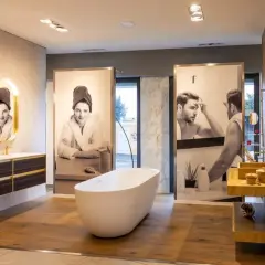 Bagno moderno con vasca freestanding, arredi eleganti e stampe artistiche. Ottime idee rivestimento bagno per un look sofisticato.
