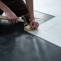 Installazione di un nuovo pavimento in laminato chiaro. Scopri quanto costa rifare il pavimento con questo stile moderno.