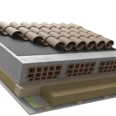 Sezione di un tetto con tegole, guaina impermeabilizzante, un massiccio tetto in cemento con intercapedine ventilata, isolamento e struttura portante.