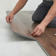 Installazione di un nuovo pavimento in gres porcellanato effetto legno. I tempi di posa sono rapidi grazie al sistema a click.