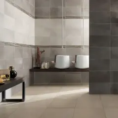 Bagno moderno con lavabi sospesi e piastrelle effetto pietra. L'idea di incollare piastrelle su piastrelle bagno è perfetta per un restyling veloce.