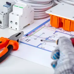 Attrezzi elettrici, schema e scatola di derivazione pronti per una **messa a terra fai da te**.