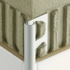 Angolo di un muro con adesivo per piastrelle e un elegante bordino piastrelle in alluminio.
