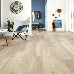 Un soggiorno moderno con un pavimento in gres laminato chiaro che dona luminosità e un tocco naturale.