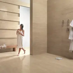 Bagno moderno con rivestimenti effetto legno. Scopri il kerlite prezzo mq per un look di lusso.
