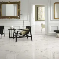 Un elegante soggiorno con pavimenti in gres porcellanato levigato che riflettono la luce, mobili moderni e specchi dorati.