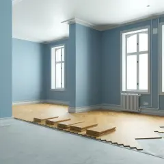 Parquet in posa in una stanza con pareti azzurre. Un'idea per il tuo nuovo pavimento, scopri i **cotto d'Este prezzi** per un risultato elegante.