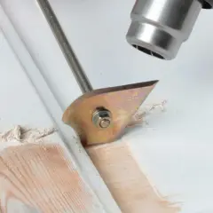 Strumento per sverniciare ringhiera in legno, rimuove la vecchia vernice con precisione.