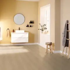 Bagno moderno con doccia, lavabo sospeso e un caldo bagno con pavimento effetto legno.