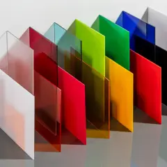 Lastre di vetro acrilico colorato, disposte a gradoni, mostrano la versatilità di questo materiale.