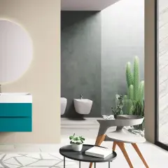 Bagno moderno con mobile sospeso turchese, specchio luminoso e cactus. Le puntotre arredobagno recensioni confermano l'eleganza.