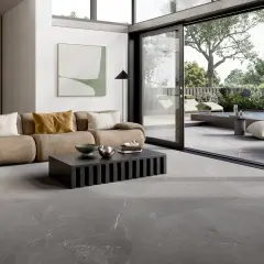 Soggiorno moderno con pavimento in gres porcellanato, la sua incredibile resistenza lo rende ideale anche per esterni.