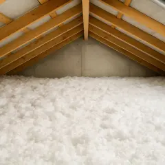 Sottotetto non abitabile con abbondante spessore isolamento, un soffice manto bianco che protegge dal freddo.
