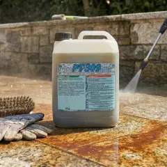 Flacone di detergente per pavimenti, spazzola e guanti pronti per sgrassare il pavimento con idropulitrice.
