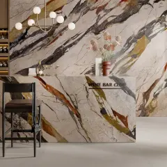 Elegante wine bar con scaffali in legno pieni di bottiglie, bancone in marmo con venature colorate e sedie in legno scuro. Il pavimento marmo e legno crea un ambiente raffinato.