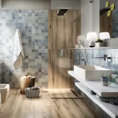 Bagno moderno con piastrelle blu e legno. Scopri come pulire le piastrelle del bagno per mantenerle splendenti.