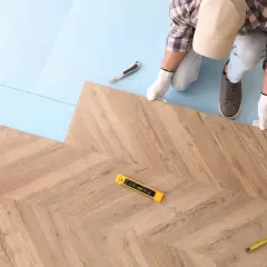 Installazione parquet a spina di pesce, con livella e metro. Soluzioni per dislivello pavimento.
