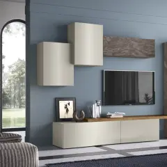 Soggiorno con pareti blu polvere e mobili scuri effetto pietra. Un mobile basso, pensili chiari e una vetrina alta creano un'elegante composizione.