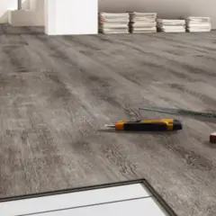 Installazione pavimenti LVT: un taglierino e una squadra pronti per correggere eventuali difetti.