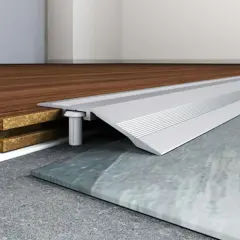 Profilo metallico per accostare pavimenti diversi, come legno e pietra, garantendo una transizione fluida e sicura.