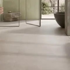 Bagno moderno con gres porcellanato effetto cemento. Pro: stile minimal, facile da pulire. Contro: può risultare freddo al tatto.