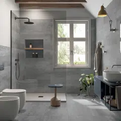 Bagno moderno con doccia walk-in, WC, bidet e lavabo. Si posa prima il pavimento o il rivestimento, creando un ambiente elegante e funzionale.