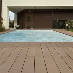 Ponte in legno effetto parquet, ideale per creare pavimenti esterni economici e moderni attorno alla piscina.
