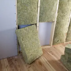 Isolamento di una parete con pannelli di lana di roccia, un cappotto interno spessore minimo per un'ottima coibentazione.