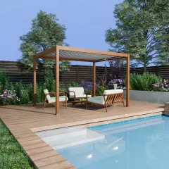 Un'elegante pergola fai da te con mobili da giardino, piscina e vegetazione lussureggiante.