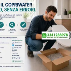 Uomo sorridente con copriwater in mano, pronto per trovare le giuste misure. Invia foto su WhatsApp per assistenza.