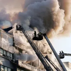 Vigili del fuoco da piattaforme aeree combattono un incendio in un edificio, dimostrando che la lana di roccia è ignifuga.