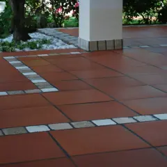 Pavimento esterno in cotto, ideale per pulire pavimento esterno poroso. Dettagli decorativi con inserti in pietra e ceramica.