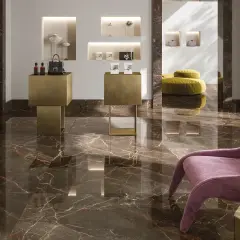 Un lussuoso negozio con un **pavimento lucido** effetto marmo scuro, espositori dorati e una poltrona viola.
