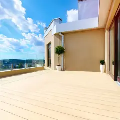Ampia terrazza con pavimento galleggiante per esterni, ringhiera in vetro e vista panoramica.