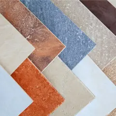 Campione di pavimenti sottili da sovrapporre in varie tonalità e texture, dal beige al marrone, dall'arancione al blu.